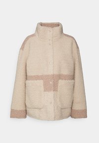 Beige Fleecejacke mit hohem Kragen, mit kontrastierenden hellbraunen Streifen, zwei Fronttaschen und einer Knopfschließe.