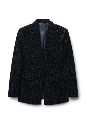 Blazer en velours noir avec une coupe slim, revers crantés, deux poches avant et une texture subtilement à pois. Le tissu paraît doux et luxueux.
