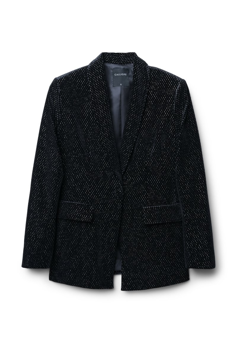 Blazer in velluto nero con una vestibilità slim, colletto a scollo a V, due tasche frontali e una texture a pois sottile. Il tessuto appare morbido e lussuoso.