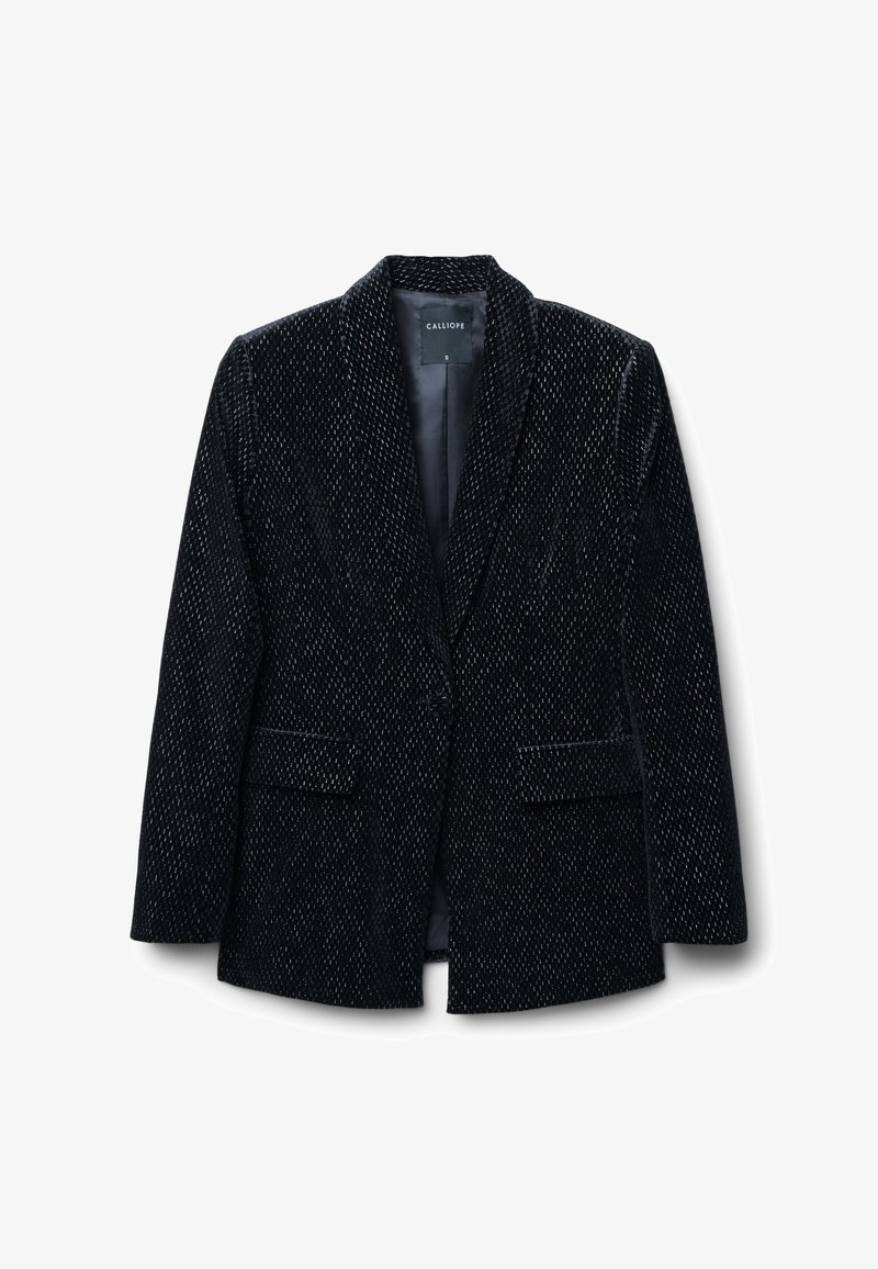 Blazer in velluto nero con una vestibilità slim, colletto a scollo a V, due tasche frontali e una texture a pois sottile. Il tessuto appare morbido e lussuoso.