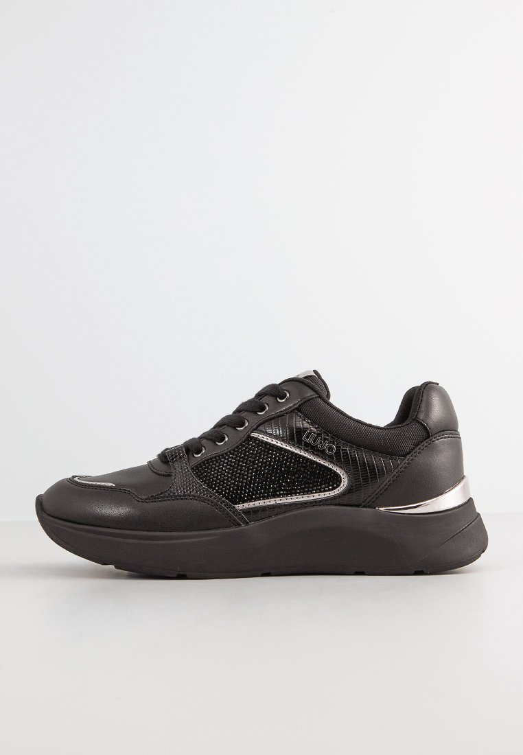 Zwarte sneaker met een combinatie van glad leer en mesh, voorzien van een metallic afwerking en textuuraccenten aan de zijkant en hiel.