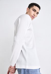 GAP WAFFLE CREW - Ilgarankovis viršutinės dalies drabužis - new off white