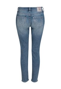 Jean slim en denim bleu moyen, avec poches arrière ornées de surpiqûres décoratives et une étiquette de marque à la ceinture.