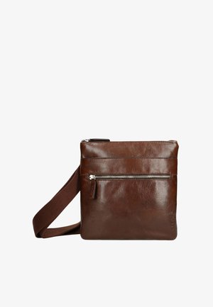 Sac bandoulière en cuir marron avec poche zippée à l'avant, sangle en tissu réglable et nom de la marque embossé en bas à droite.