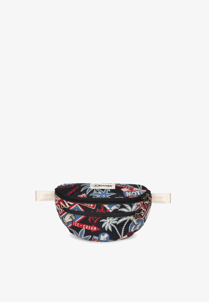 Zwarte stoffen heupzak met kleurrijke graphics, waaronder palmbomen en verschillende reisgerelateerde patches. Voorzien van een ritssluiting en een band.