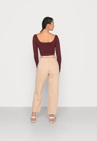 NA-KD BELT DETAIL BARREL - Calças de ganga bootcut - beige