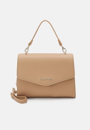 Beige læderhåndtaske med et struktureret design, der har et topgreb, aftagelig rem og gyldent logo accent på forsiden.