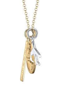 Guld- og sølvvedhængsnegl med sammenkoblede ringe, indgraveret "TRAVEL" tag og flyvedhæng. Strukturerede, skinnende metaloverflader.