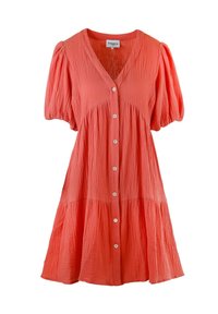 Korallfarbenes Hemdkleid mit V-Ausschnitt, gerafften kurzen Ärmeln und strukturiertem Stoff, das einen gestuften Rock und weiße Knöpfe aufweist.