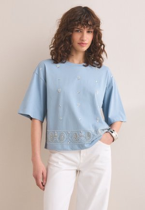 Next REGULAR FIT - EMBELLISHED PAISLEY SHORT SLEEVE CREW NECK T-SHIRT . - T-shirt con stampa - blue