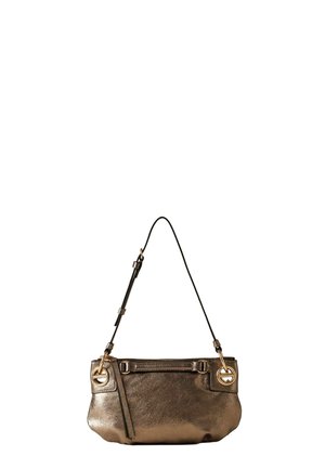 Piccola borsa a mano in pelle bronzo metallizzata con tracolla nera regolabile e dettagli circolari in metallo color oro.