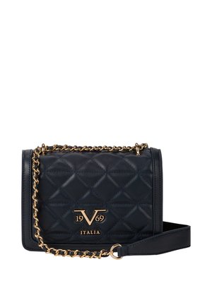 Schwarze gesteppte Leder-Umhängetasche mit goldener Kette als Schulterriemen und goldenem „V 1969 Italia“-Logo auf der Vorderklappe.