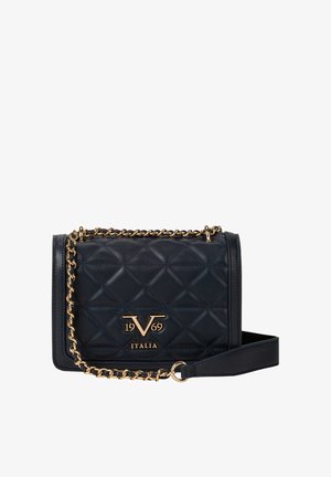 Schwarze gesteppte Leder-Umhängetasche mit goldener Kette als Schulterriemen und goldenem „V 1969 Italia“-Logo auf der Vorderklappe.