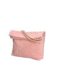 Clutch bag rosa in suede con motivo trapuntato, chiusura a piega e una tracolla in metallo dorato. La sua texture morbida e il design minimalista ne esaltano l'eleganza.