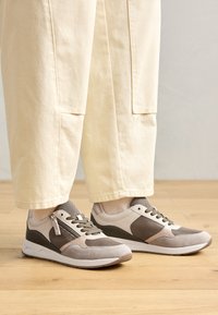 Unselected, sage/light sand