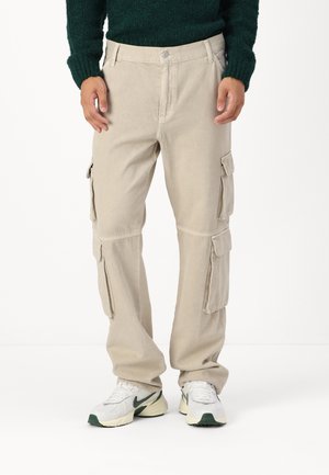Pantalons cargo beiges avec plusieurs poches latérales, fabriqués en tissu coton doux. Coupe droite avec une fermeture à bouton à la taille.