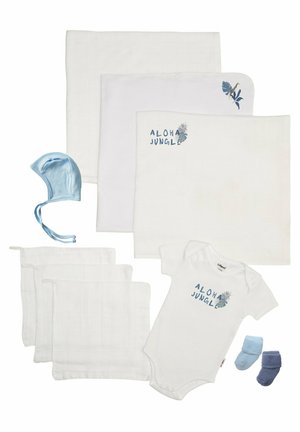 Weißes Baumwoll-Kleidungsset für Babys, einschließlich eines Onesies mit dem Text "ALOHA JUNGLE", einem blauen Hut und mehreren weißen Tüchern. Weiche Textur, minimalistisches Design.