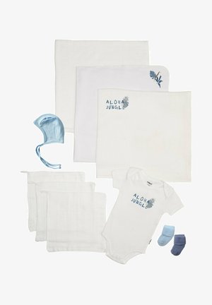 Weißes Baumwoll-Kleidungsset für Babys, einschließlich eines Onesies mit dem Text "ALOHA JUNGLE", einem blauen Hut und mehreren weißen Tüchern. Weiche Textur, minimalistisches Design.