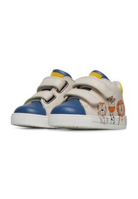 Kleurige sneakers voor kinderen met een bovenkant van beige leer, een blauwe neuskap, gele accenten en dierontwerpen op de zijkant. Klittenband sluitingen.