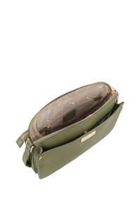 Olijfgroene leren schoudertas met voorvak, gouden rits en beige stoffen binnenvoering met ritscompartiment.