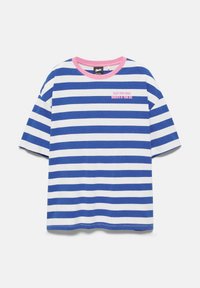 Blauw-wit gestreept T-shirt met korte mouwen, roze kraag en kleine roze tekst op de linkerborst met de tekst "Enjoy every small moments of your day."