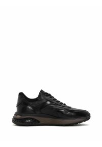 Sneaker en cuir noir avec des panneaux texturés, système de laçage et semelle épaisse avec des accents circulaires. Design léger et épuré.