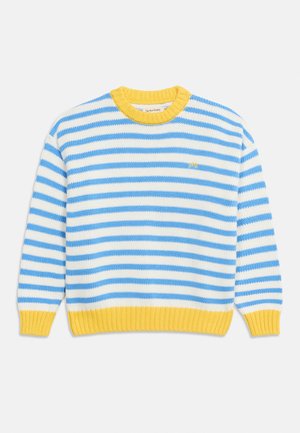 Pull en maille à manches longues avec rayures horizontales bleues et blanches, col, poignets et ourlet côtelés jaunes, et petit logo jaune brodé.