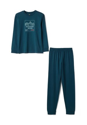 Conjunto de top de manga larga y pantalones en color verde azulado, el top presenta un arte lineal de montaña con el texto "WEEKEND MOOD" y los pantalones cuentan con cintura elástica.