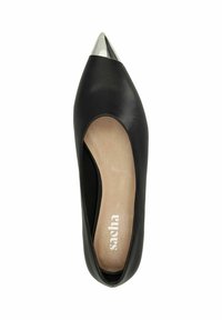 Chaussure noire en cuir à bout pointu avec un design découpé, une semelle intérieure beige avec un logo blanc, et un capuchon de talon en métal argenté.