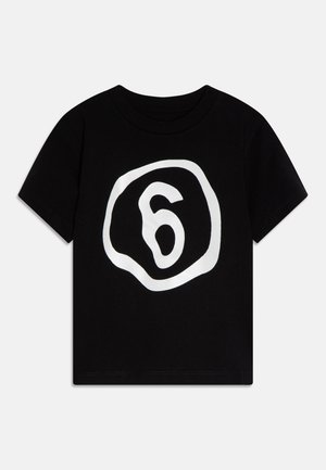 Zwart T-shirt met korte mouwen met een groot wit cijfer zes binnen een onregelmatige witte cirkel aan de voorkant.