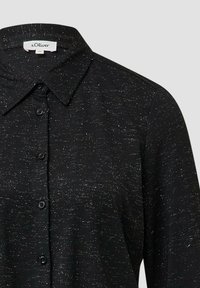 Zwarte shirt met een kraag, voorzien van een knoopsluiting en een subtiel textuurpatroon met metallic draden voor extra detail.