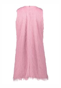 Débardeur rose sans manches fait de longues fibres texturées avec une coupe ample. Présente une coupe droite et un détail de fermeture à l'arrière.