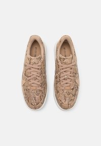 Tenisky s béžovým a hnědým vzorem hadí kůže, syntetický svršek, polstrovaná stélka a tkaničky ladící s barvou svršku.