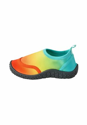 Chaussure enfant à enfiler avec un dégradé de couleurs allant de l’orange au jaune puis au bleu sarcelle, dotée d’une semelle noire texturée et flexible et d’une languette au talon.