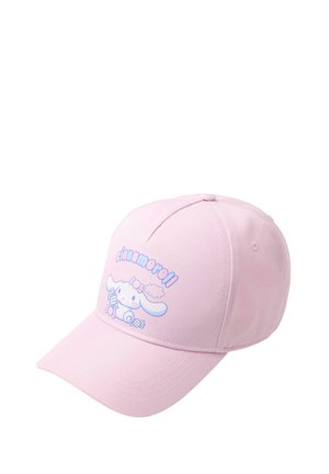 Lyserød baseballkasket med en tegneseriefigur, der holder en bi, blomster og teksten "cinnamoroll" i blå og hvid på frontpanelet.