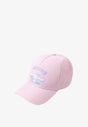 Lyserød baseballkasket med en tegneseriefigur, der holder en bi, blomster og teksten "cinnamoroll" i blå og hvid på frontpanelet.