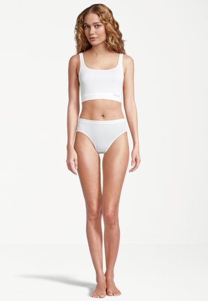 Bralette en coton blanc avec encolure carrée et larges bretelles, associée à un slip taille basse blanc doté d'une ceinture assortie.