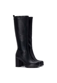 Botas de cuero negras hasta la rodilla con un tacón cuadrado, textura suave y diseño minimalista. Presenta una lengüeta en la parte posterior para ponerlas fácilmente.