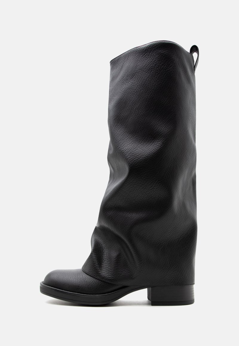 Botte haute en cuir noir avec un bout arrondi, un petit talon bloc et une languette à l’arrière, vue de côté sur fond blanc.