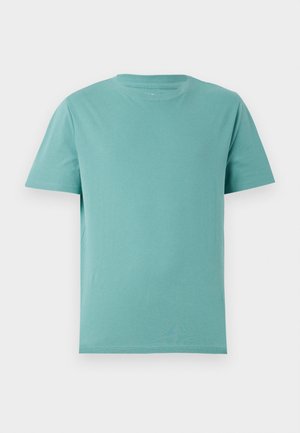 Camiseta de algodão em azul-petróleo claro com decote redondo e mangas curtas. Textura suave e design simples, sem padrões ou detalhes.