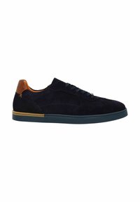 Marineblauwe suede sneaker met een gladde bruine leren hielkap, platte veters en een gestructureerd zijontwerp. Heeft een rubberen zool met een tan accent.