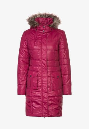 Abrigo acolchado de color fucsia con capucha forrada de piel sintética, cierre de cremallera y dos bolsillos delanteros. Presenta una textura ligeramente brillante.