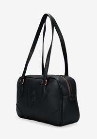 Bolso de mano de cuero negro con forma rectangular, asas dobles, logo en relieve, cremallera dorada y textura suave. Presenta bordes redondeados.