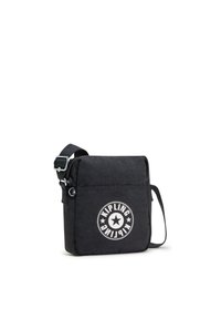 Borsa a tracolla nera realizzata in tessuto resistente, con un logo circolare bianco, tracolla regolabile e tasca con zip sul davanti.