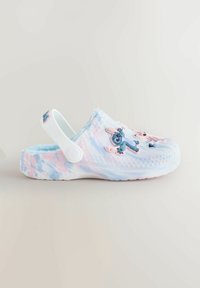 Zapato estilo zueco con un patrón en espiral rosa y azul, hecho de material ligero. Cuenta con una correa trasera y figuras decorativas prominentes.