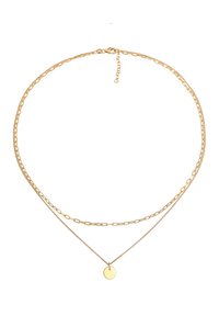 Collana a strati in tono oro con un pendente circolare piatto, una catena con anelli ovali e una catena delicata con piccole perline.
