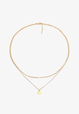 Goldfarbene, mehrlagige Halskette mit einem flachen, runden Anhänger, einer Kette mit ovalen Gliedern und einer zarten Kette mit kleinen Perlen.