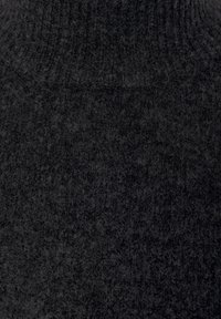 Maglione nero con colletto alto a costine e un morbido filato testurizzato, caratterizzato da un delicato motivo melange.