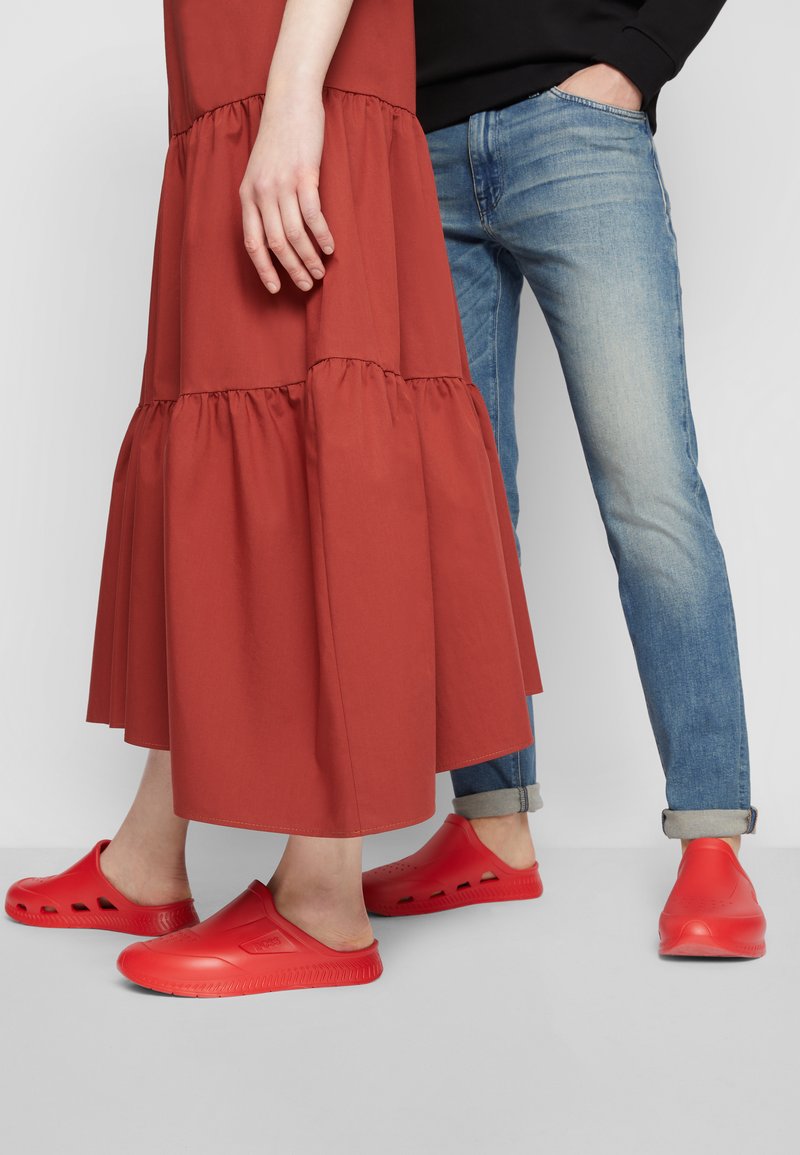 BOSS TITANIUM UNISEX - Mulas - bright red