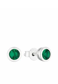 Silverörhängen med runda smaragdgröna stenar, en som visar framsidan och en som visar stiftet märkt "925."